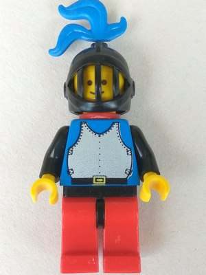 lego 1986 mini figurine cas184 Breastplate Blue with Black Arms, Red Legs with Black Hips, Black Grille Helmet, Blue Plume, Red Plastic Cape 