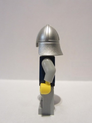 lego 2007 mini figurine cas339 Crown Knight Scale Mail With Crown, Helmet with Neck Protector, Vertical Cheek Lines 
