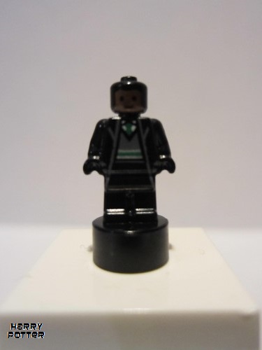 lego 2018 mini figurine 90398pb037 Slytherin Student Statuette / Trophy #2 Reddish Brown Face 