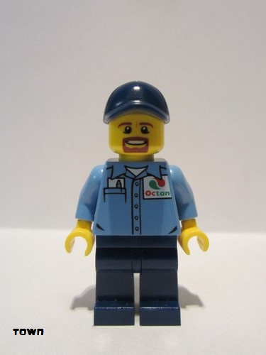 lego 2020 mini figurine cty1119 Gas Station Worker Light Blue Shirt with 'Octan' Logo, Dark Blue Legs and Cap Chemise bleu clair avec logo «Octan», jambes et casquette bleu foncé