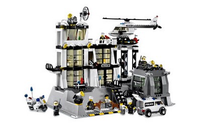 lego 2005 set 7237 Police Station - WITH Light-Up Minifigure 