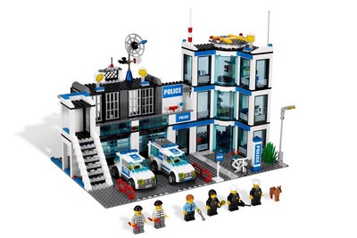 lego 2011 set 7498 Police Station 